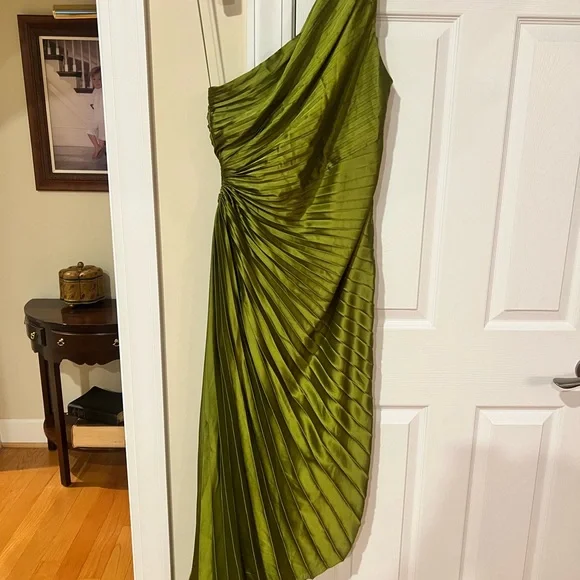 Elegant Green One-Shoulder Dress - Picture 1 of 5
